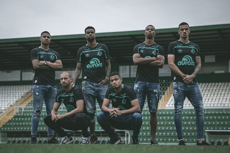 Para comemorar a conquista da sétima estrela do Campeonato Catarinense e celebrar os 125 anos de futebol no país, a Associação Chapecoense de Futebol e a Umbro – fornecedora oficial de materiais esportivos do clube – lançaram, na terça-feira (15), o novo manto de número três do time. – Foto: Marcio Cunha/Chapecoense