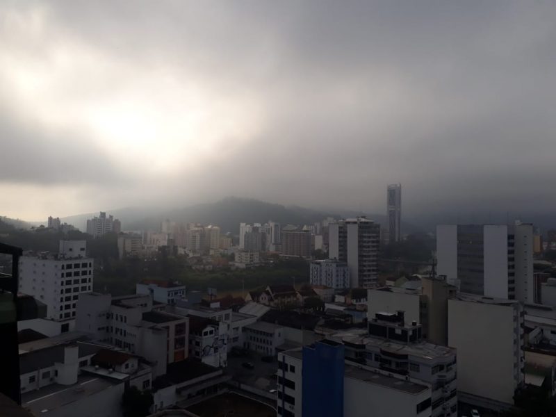 O sol at&eacute; aparece em Blumenau, mas ter&aacute; que disputar espa&ccedil;o com as nuvens, que permanecem no c&eacute;u da cidade durante todo o dia – Foto: Ivo Ciquelero
