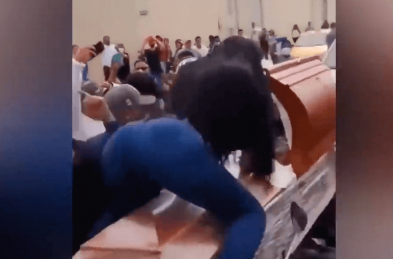 Vi&uacute;va dan&ccedil;a sobre o caix&atilde;o do marido morto – Foto: Reprodu&ccedil;&atilde;o Youtube