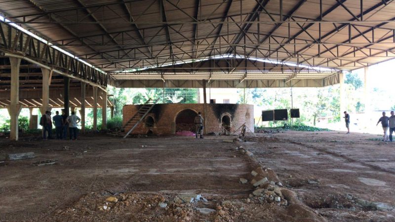 Conforme a den&uacute;ncia, por volta das 17h do dia 27 de agosto, a acusada atraiu a v&iacute;tima at&eacute; as imedia&ccedil;&otilde;es de uma cer&acirc;mica desativada no bairro Galera, em Canelinha, sob o pretexto de que iriam a um ch&aacute; de beb&ecirc;. Antes disso, o MP aponta que o casal j&aacute; havia tra&ccedil;ado o plano do crime. – Foto: PM