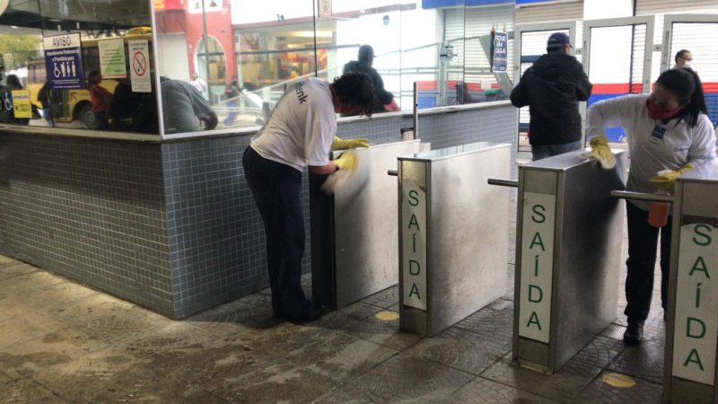 Catracas e ve&iacute;culos est&atilde;o sendo constantemente higienizados – Foto: Luana Amorim/ND