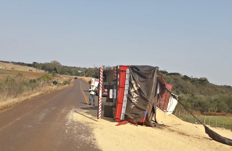 Caminh&atilde;o tomba e deixa motorista de 36 anos ferido em Campo Er&ecirc;&nbsp; – Foto: Bombeiros/ND