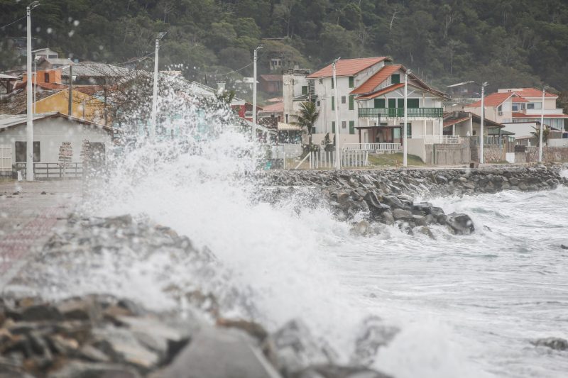 Há risco de ressacas, no início desta semana, em Santa Catarina