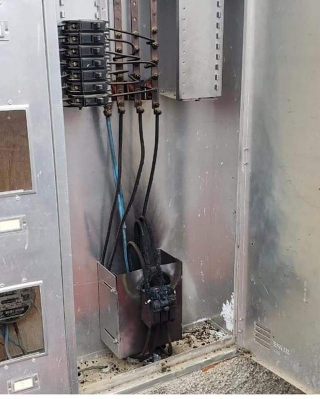 Equipamento que entrou em curto-circuito por causa de lagartixa ficou destru&iacute;do – Foto: Divulga&ccedil;&atilde;o/Bombeiros Volunt&aacute;rios de Ascurra, Api&uacute;na Rodeio
