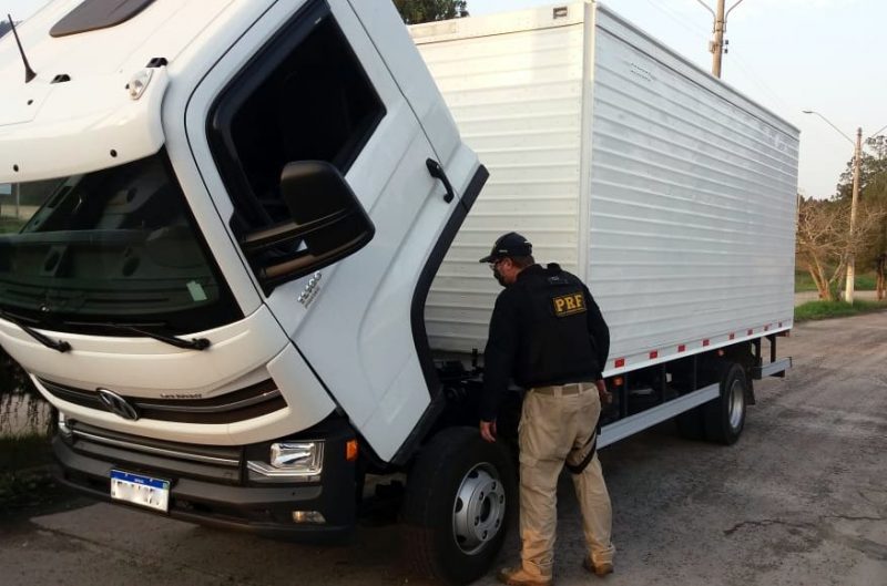 Caminh&atilde;o &eacute; flagrado com motor roubado em Rio do Sul – Foto: Divulga&ccedil;&atilde;o / PRF SC