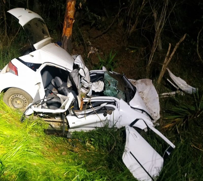 &Aacute;gua Doce: carro em que estava Fagner Melo, de 32 anos, ficou destru&iacute;do ap&oacute;s o impacto – Foto: Bombeiros/ND