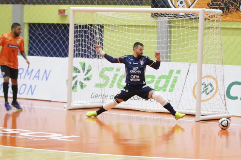 Willian foi o destaque da partida e fechou o gol para o bombardeio do Carlos Barbosa – Foto: Juliano Schmidt/JEC/Krona