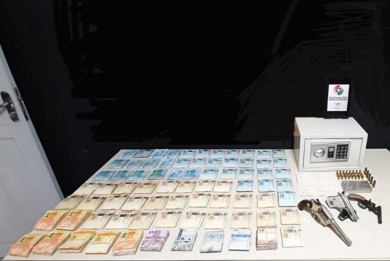 Mais de R$83 mil foram encontrados em dep&oacute;sito de sucatas – Foto: Divulga&ccedil;&atilde;o / PM Itaja&iacute;