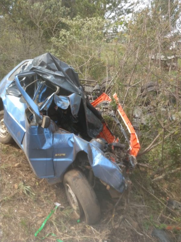 A batida foi registrada na manh&atilde; de domingo (6) e o condutor do caminh&atilde;o preso por dirigir sob efeito de &aacute;lcool – Foto: Corpo de Bombeiros/ND