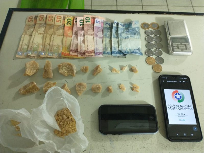Adolescente &eacute; detido por tr&aacute;fico de drogas em Blumenau – Foto: Divulga&ccedil;&atilde;o/Pol&iacute;cia Militar de Blumenau