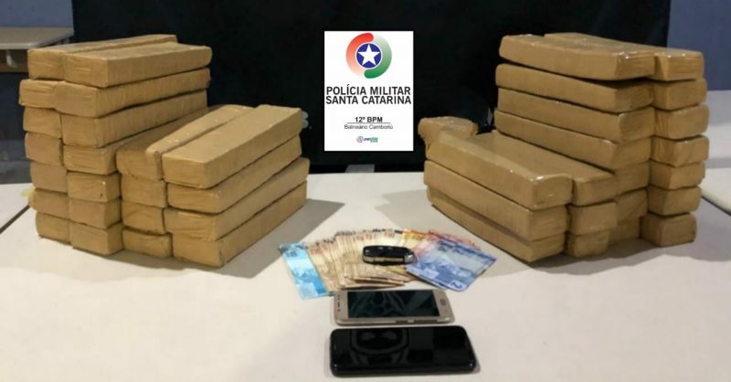 Dois traficantes s&atilde;o presos com 30 quilos de maconha em Balne&aacute;rio Cambori&uacute; – Foto: PM Balne&aacute;rio Cambori&uacute;
