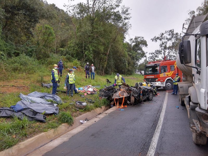 Quatro pessoas morrem em acidente na BR-470 em Agron&ocirc;mica, no Alto Vale do Itaja&iacute; – Foto: Corpo de Bombeiros de Rio do Sul