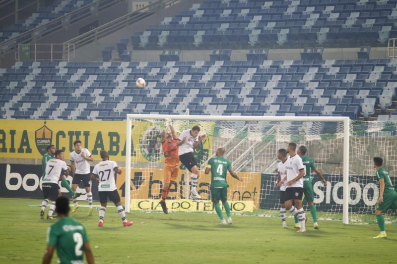 Cuiab&aacute; 0 a 0 Figueirense; empate injusto j&aacute; que a bandeira assinalou impedimento equivocado no gol do Figueirense, aos 48′ do segundo tempo. – Foto: Chico Ferreira/Estad&atilde;o Conte&uacute;do