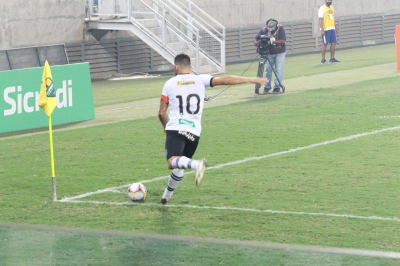 Marquinho, em cobran&ccedil;a de escanteio, na Arena Pantanal – Foto: Andrey Oliveira/FFC
