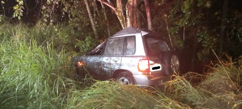 Adolescente furta ve&iacute;culo e bate em &aacute;rvore na BR-470 em Ascurra – Foto: Divulga&ccedil;&atilde;o/Corpo de Bombeiros Volunt&aacute;rios da Uni&atilde;o