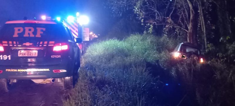 Adolescente furta ve&iacute;culo e bate em &aacute;rvore na BR-470 em Ascurra – Foto: Divulga&ccedil;&atilde;o/Corpo de Bombeiros Volunt&aacute;rios da Uni&atilde;o