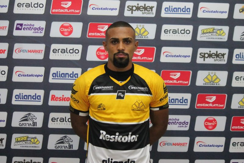 O volante Adriano da Silva Barros Junior estava defendendo o Atl&eacute;tico MG- Foto: Celso da Luz/ Crici&uacute;ma E.C./ND