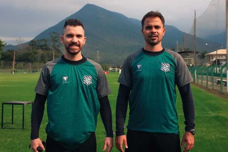 [Da esquerda para a direita] Treinador de goleiros Leandro Franco e preparador f&iacute;sico Luiz Fernando Bergamin. – Foto: Patrick Floriani/FFC/divulga&ccedil;&atilde;o