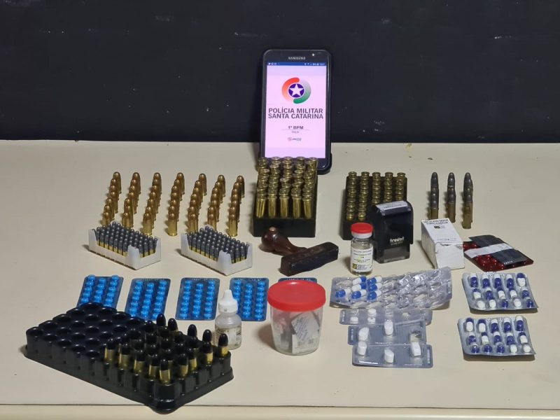 Enfermeiro do CIS de Itaja&iacute; &eacute; preso por venda de muni&ccedil;&otilde;es e medicamentos sem receita. – Foto: Divulga&ccedil;&atilde;o/Pol&iacute;cia Militar de Navegantes