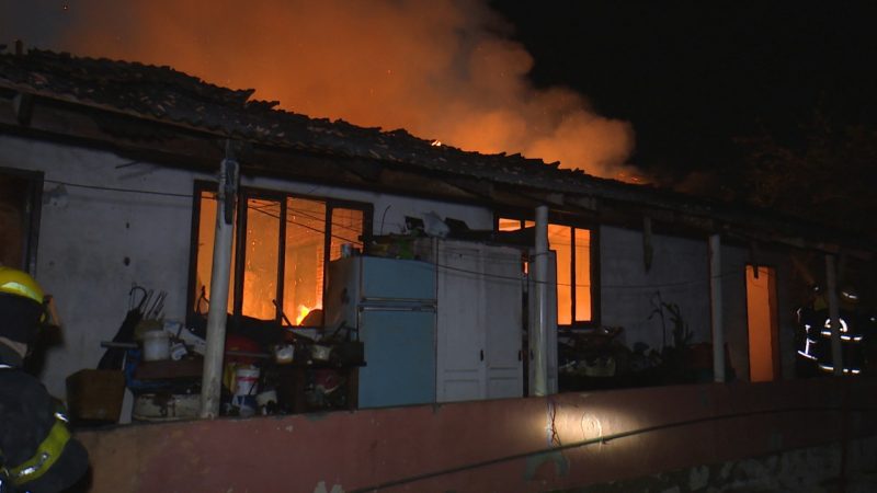 Inc&ecirc;ndio teve in&iacute;cio por volta das 23h na zona Sul da cidade – Foto: Ricardo Alves/NDTV