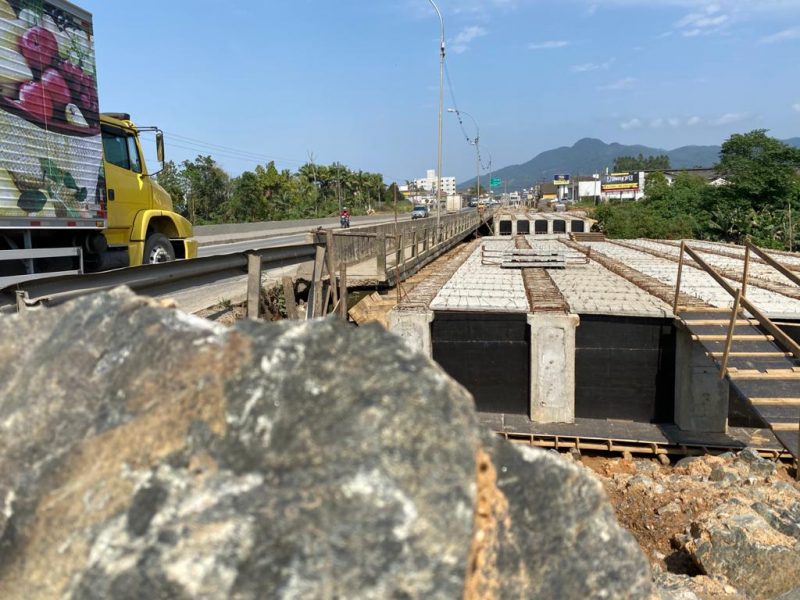 Senador Jorginho Mello defende que recurso do Estado seja dividido entre os quatro lotes da duplica&ccedil;&atilde;o da BR-470 – Foto: Mois&eacute;s Stucker/NDTV