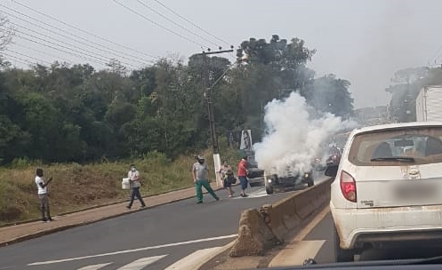 Carro pega fogo no bairro Efapi, em Chapec&oacute; – Foto: Reprodu&ccedil;&atilde;o/ND