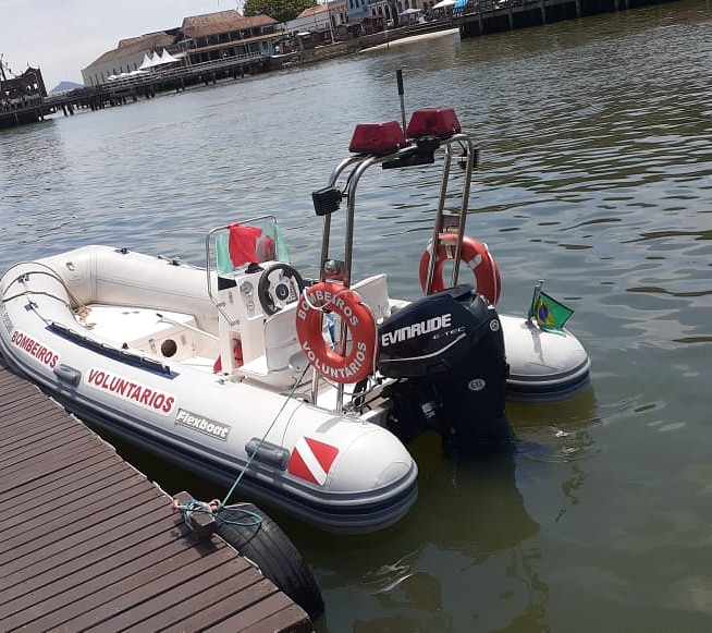 V&iacute;tima bateu cabe&ccedil;a em pedra ao saltar do trapiche – Foto: Bombeiros Volunt&aacute;rios de S&atilde;o Francisco do Sul