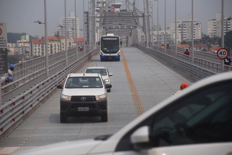 Tráfego de veículos privados é reaberto na Ponte Hercílio Luz após 38 anos