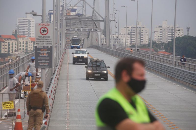 Tráfego de veículos privados é reaberto na Ponte Hercílio Luz após 38 anos