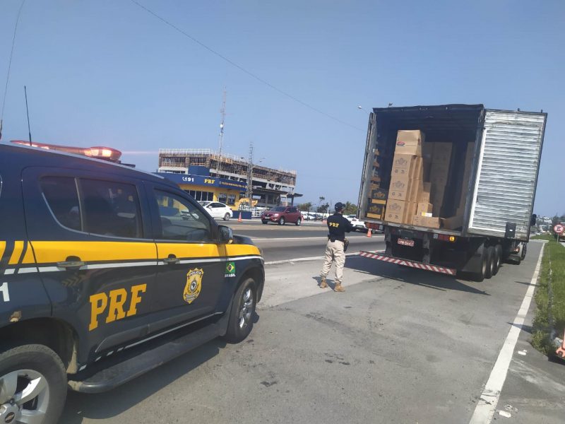 PRF apreende cigarros contrabandeados avaliados em cerca de R$ 2 milh&otilde;es em Itapema – Foto: PRF