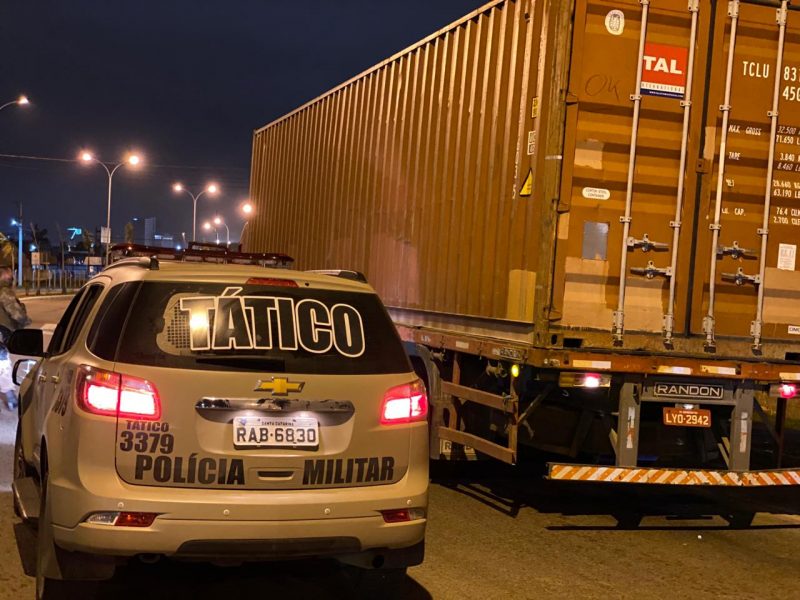 Tr&ecirc;s homens foram presos por tr&aacute;fico de drogas na madrugada desta quarta-feira (16) – Foto: Pol&iacute;cia Militar