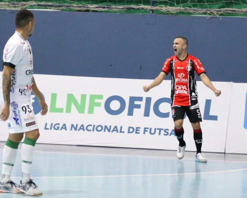 Caio recebeu belo passe de Renatinho para deixar o seu gol na partida – Foto: Juliano Schmidt/JEC/Krona