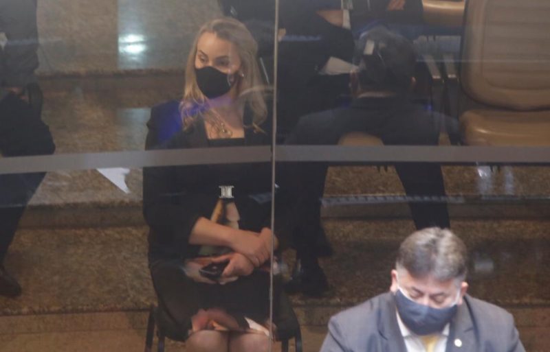 Isolada, Daniela foi à votação, se manifestando “em busca da justiça” após a abertura do impeachment. “Ficou muito claro pela fala de alguns deputados um grande ressentimento do parlamento com o governo”, afirmou a advogada de defesa da vice-governadora de Santa Catarina – Foto: Anderson Coelho/ND