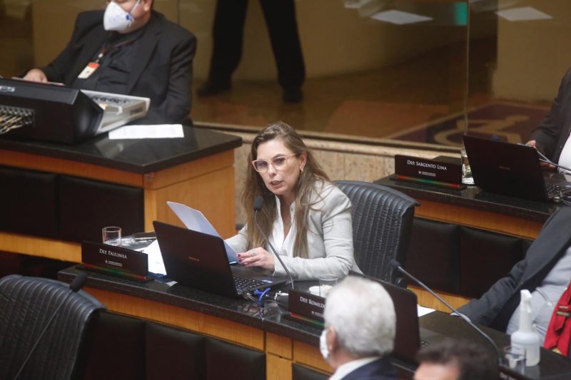 Deputada Paulinha (PDT) lendo o discurso do governador – Foto: Anderson Coelho/ND
