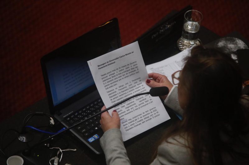 Deputada Paulinha leu defesa do governador Carlos Mois&eacute;s – Foto: Anderson Coelho/ND