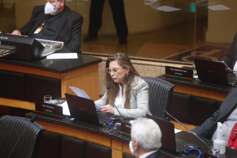 Deputada Paulinha (PDT) leu uma carta do governador Carlos Mois&eacute;s – Foto: Anderson Coelho/ND