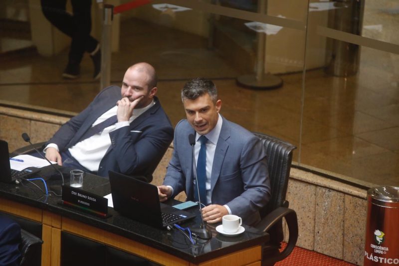 Dos parlamentares Bruno Souza (Novo) e Jessé Lopes (PSL), o primeiro se manteve contrário, e o segundo votou pela abertura do processo de impeachment – Foto: Anderson Coelho/ND