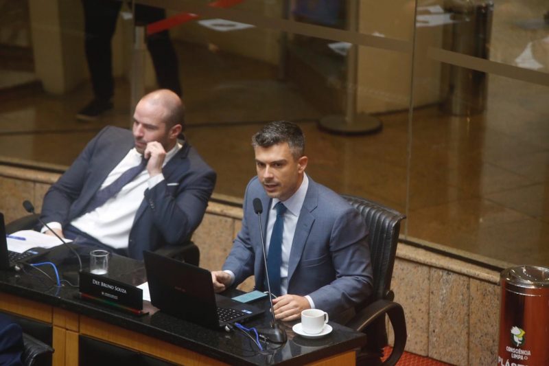 Deputado Bruno Souza, do Novo, anuncia voto contra impeachment – Foto: Anderson Coelho/ND