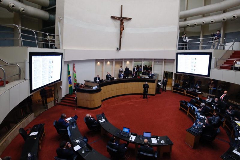 Em sess&atilde;o hist&oacute;rica, Alesc autoriza impeachment de Carlos Mois&eacute;s e Daniela Reinehr – Foto: Anderson Coelho/ND