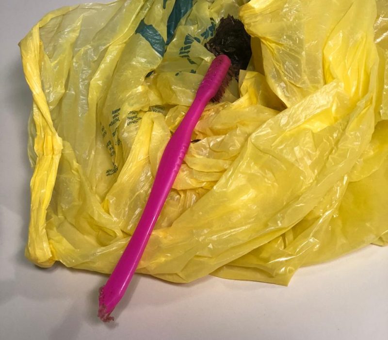 Escova foi usada durante o crime para tentar abrir o peito da v&iacute;tima – Foto: Divulga&ccedil;&atilde;o / Pol&iacute;cia Civil