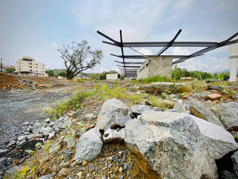 Obras no Terminal Oeste, em Blumenau, est&atilde;o paradas desde julho – Foto: Mois&eacute;s Stuker/NDTV