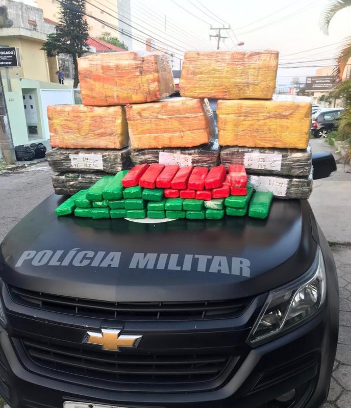 Al&eacute;m da droga, PM apreendeu balan&ccedil;as de precis&atilde;o, um autom&oacute;vel e uma pistola – Foto: PMSC/Divulga&ccedil;&atilde;o/ND