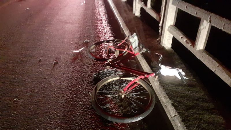 Ciclista foi atingido por um carro na ponte do rio Itoupava – Foto: PMRv/Divulgação/ND