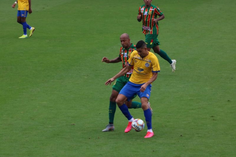 Daniel Amorim voltou a sentir les&atilde;o e saiu machucado no segundo tempo – Foto: Frederico Tadeu / AVA&Iacute; F.C.