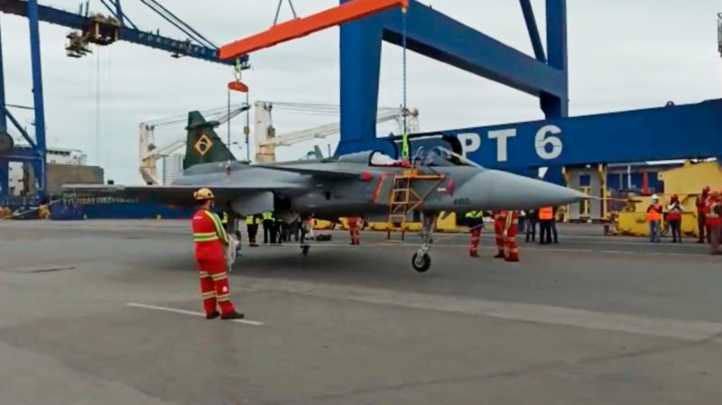 Caça sueco Gripen chegou ao Porto de Navegantes neste domingo (20) – Foto: Reprodução/Youtube/ND