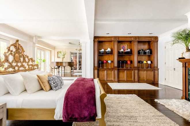 O anúncio chega como uma comemoração dos 30 anos da estreia da série, em uma parceira com a Airbnb – Foto: Redes Sociais/Reprodução