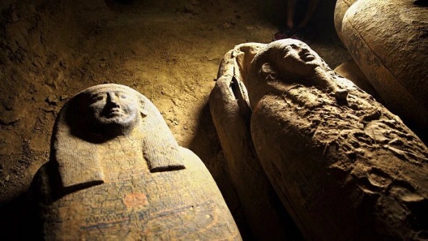 Os especialistas cavaram um poço de mais de 10 metros para fazer a descoberta – Foto: The Sun/Divulgação
