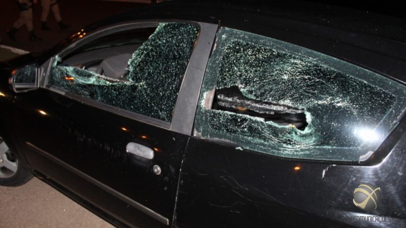 Na confus&atilde;o carro de um dos envolvidos teve os vidros destru&iacute;dos – Foto: R&aacute;dio 103 FM / WH Comunica&ccedil;&otilde;es