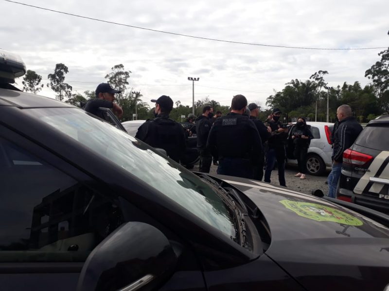 Ao todo, 60 policiais civis participaram da opera&ccedil;&atilde;o, que come&ccedil;ou &agrave;s 4 horas desta ter&ccedil;a- Foto: Pol&iacute;cia Civil/Divulga&ccedil;&atilde;o ND