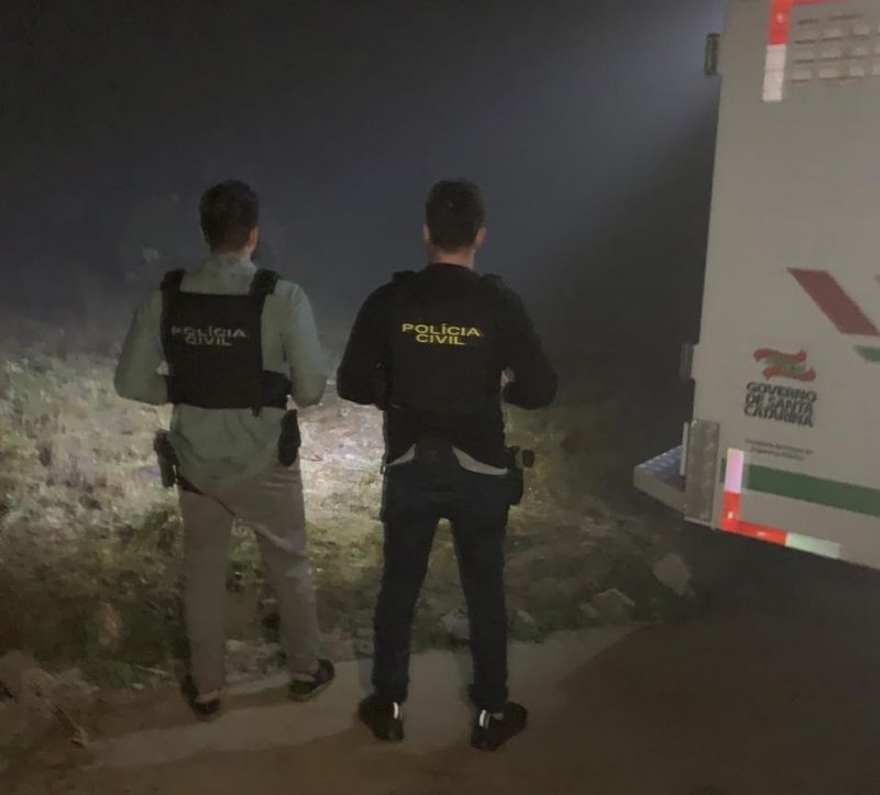 Os cad&aacute;veres da mulher e do beb&ecirc; estavam enterrados em uma mata de dif&iacute;cil acesso, do bairro Cedro II. – Foto: Pol&iacute;cia Civil de Itapema